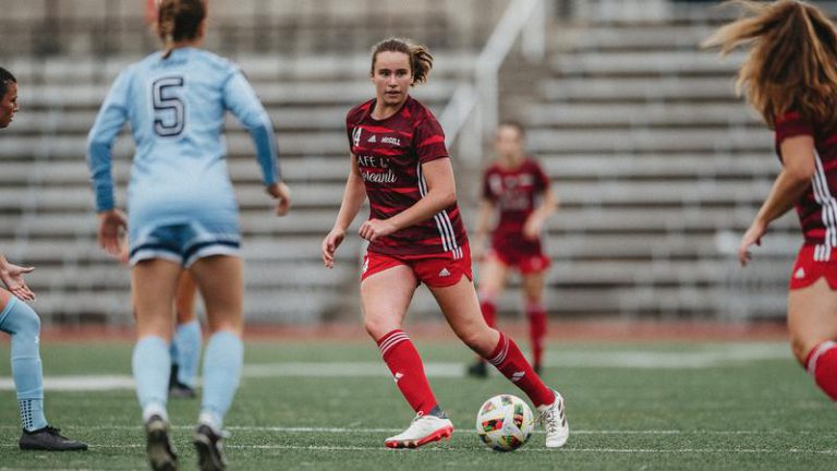 Honeybone's Penalty Kick Lifts Martlets Over UQTR